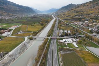Du 30 juin 2025 jusqu’à fin octobre 2025 : fermeture de la voie normale et de la bande d’arrêt d’urgence en semaine de 08h00 à 16h00 aux zones de travaux. Les zones de travaux auront une longueur approximative de 500 mètres. Le trafic sur la voie de dépassement restera maintenu sans interruption.